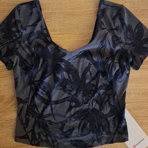 Lululemon women's gray and blue crop top